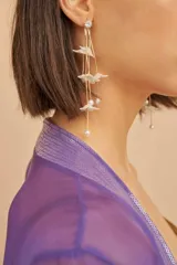 Kimono largo de seda color lila, con mangas 3/4 y detalle de lentejuelas plateadas en los bordes.