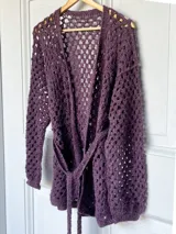 Saco calado tejido a mano con lana mohair color violeta, con mangas largas y lazo para atar en la cintura.