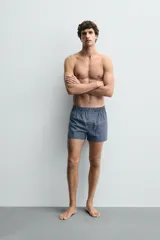 Calzoncillo tipo bóxer confeccionado en popelín de algodón con estampado de cuadros azules y blancos.