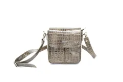 Bandolera mediana color oliva con patrón texturizado que simula piel de cocodrilo, 100% cuero. Presenta cierre con solapa y botón magnético, además de un cierre de cremallera interior visible. Correa ajustable y herrajes plateados.