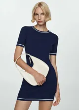 Vestido azul marino de punto ajustado al cuerpo, con cuello redondo y mangas cortas. Presenta ribetes blancos en cuello, mangas y ruedo.
