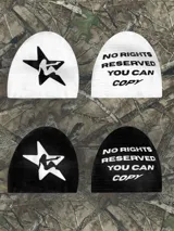 Gorro de lana reversible con un lado blanco y otro negro. Un lado tiene un estampado de una estrella con una figura humana en el centro, y el otro lado tiene el texto "NO RIGHTS RESERVED YOU CAN COPY".