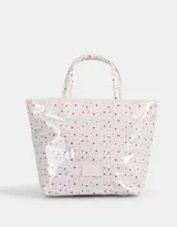 Lunchera tipo bolso con estampado de cuadrillé rosa y fresas. Tiene manijas superiores, cierre superior y tag de algodón con la inscripción "Self Love Club".