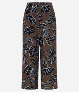 Pantalón tipo pantacourt de calce holgado y tiro alto, confeccionado en tejido de viscosa con estampa de follaje en tonos negro, blanco y azul sobre fondo marrón. Posee cintura elástica.