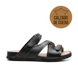 Sandalias bajas de cuero color beige con detalles plateados. Presentan dos tiras con ajuste de velcro sobre el empeine y una tira cruzada sobre los dedos.