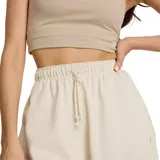 Pantalón de jogging color crema, con cintura elástica ajustable con cordón, bolsillos laterales y logo bordado en la pierna izquierda.