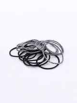 Pack de 20 coleros para el pelo, con elástico recubierto en tela. Incluye 10 coleros negros y 10 plateados con textura brillante.
