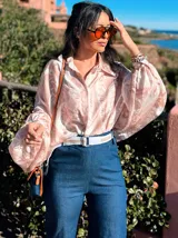 Camisa celeste con estampado abstracto, de corte amplio, cuello camisero y mangas largas abullonadas con puños elásticos.