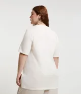 Remera blanca de algodón con estampa de piña con follaje enmarcada con flores.