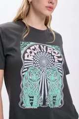 Remera gris oscuro de manga corta con estampado de dos tigres y la frase 'Rock n Roll'.
