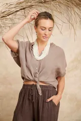 Camisa blanca de lino con terminaciones en tejido.