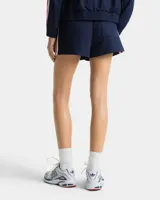 Short deportivo azul marino con logo de los Yankees bordado en blanco. Presenta tres rayas laterales en color blanco y rojo, y cintura elástica.