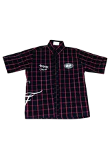 Camisa negra a cuadros rojos con estampado de estrellas y logo de la marca en la espalda.