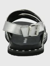 Sandalias plateadas con tiras cruzadas con textura de piel de serpiente y apliques de tachas plateadas. Ajuste con hebilla y suela de goma negra.