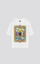 Remera blanca de algodón con estampado de estilo tarot con un ojo, una figura humana, una luna creciente, pájaros, flores y un jarrón.