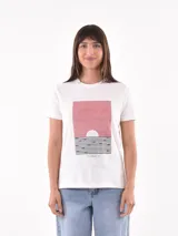 Remera blanca de algodón con estampado de cerezas rojas y texto "Mon Cheri".