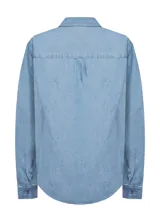 Camisa de jean celeste con cuello clásico, cierre frontal con botones y mangas largas con puños abotonados.
