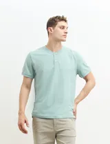 Remera manga corta con cuello redondo y tapeta con dos botones.