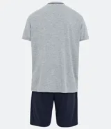 Conjunto de pijama corto para hombre, compuesto por una remera gris de cuello en V con borde negro y un short azul marino con cintura elástica.