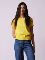 Buzo amarillo tejido en hilado fino, con cuello redondo y mangas cortas.