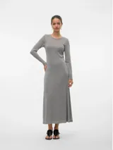 Vestido midi tejido color gris con brillo, de manga larga y cuello redondo.