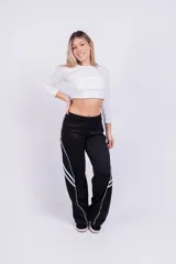 Pantalón deportivo rojo con detalles de líneas blancas curvas en los laterales.