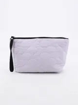 Necesser de forma rectangular, color lila pálido, con textura acolchada con costuras onduladas. Posee cierre superior negro y una correa de mano negra.