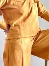 Conjunto de buzo liviano con cuello en V y bolsillo en el pecho, y pantalón palazzo evasé color mostaza batik.