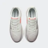 Championes de running New Balance Fresh Foam X 1080 V14, color blanco con detalles en gris y logo en marrón.