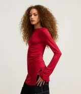 Blusa ajustada de malla rib color rojo, con cuello alto y mangas largas. Presenta fruncido en los laterales.