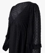 Vestido midi largo de crepé negro texturizado con volado en el bajo y mangas largas.
