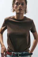 Camiseta marrón de algodón con cuello redondo y mangas cortas.