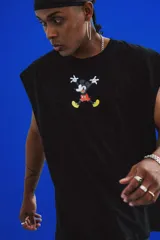 Musculosa negra oversize de algodón con estampado de Mickey Mouse con auriculares y elementos de discoteca.