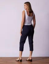 Pantalón capri blanco en gabardina elastizada, marca Zac & Rachel. Pretina ancha elastizada. Delantera y trasera con bolsillos simulados.