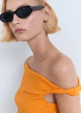 Top entallado color naranja con diseño asimétrico y escote palabra de honor, confeccionado en mezcla de viscosa y lino. Presenta un detalle de fruncido lateral y carece de mangas y cierres.