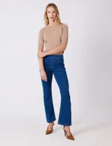 Jegging de algodón, poliéster y elastano, color azul oscuro, con tiro alto y corte bootcut. Presenta bolsillos traseros aplicados y bolsillos delanteros simulados.