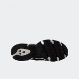 Championes New Balance 530 negros con detalles en beige y blanco.