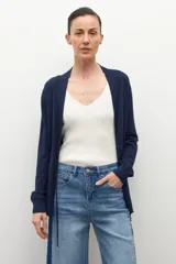 Ruana de tejido de punto color marrón chocolate, con cuello redondo y mangas largas.