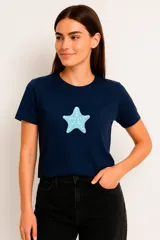 Remera verde oliva de algodón con cuello redondo y estampado de langosta y palmera en color rosa.