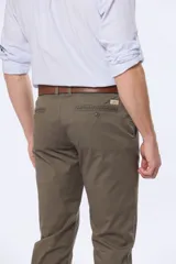 Pantalón de vestir azul marino, de corte recto, con bolsillos laterales y traseros. Se ajusta a la cintura con cinturón de cuero marrón.