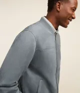 Chaqueta bomber marrón de poliéster y elastano, con cierre frontal, cuello redondo y bolsillos laterales.