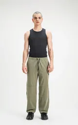 Pantalón largo color verde militar, de corte recto y estilo cargo, con cintura elástica ajustable con cordón, bolsillos laterales y puños elásticos.