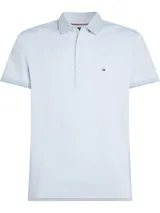 Chomba celeste de algodón con cuello clásico, tapeta de tres botones y logo de Tommy Hilfiger bordado en el pecho. Corte regular.