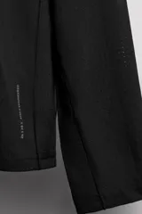 Remera deportiva negra de manga larga confeccionada en tejido técnico perforado, ligero y elástico.