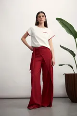 Remera blanca de mangas cortas con bolsillo en el pecho y ribete tostado en mangas, cuello y bolsillo.