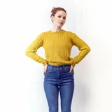 Sweater mostaza de punto acanalado con cuello redondo y mangas largas.