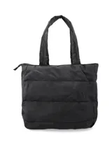 Bolso tipo shopper plateado con diseño acolchado horizontal. Tiene doble asa de hombro y cierre superior con tirador. Incluye bolsillo interior con cierre y compartimento para laptop de hasta 15".