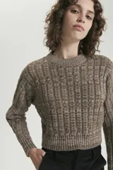 Sweater marrón de punto con cuello redondo, tejido con trenzas y terminaciones en rib.