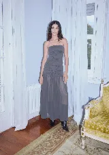 Vestido largo strapless color gris, confeccionado en jersey elastizado con fruncido en los laterales y falda de gasa fruncida.