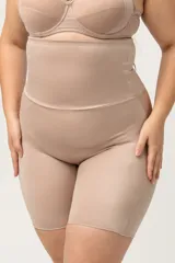 Calza modeladora de tiro alto, confeccionada en Lycra reforzada en la zona abdominal para un control efectivo.